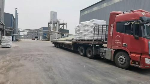 洗煤廠內(nei) 的卡車正在裝載含有聚丙烯酰胺的產(chan) 品