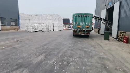 洗煤廠倉(cang) 庫外，卡車正在裝載聚丙烯酰胺和氯化鎂產(chan) 品