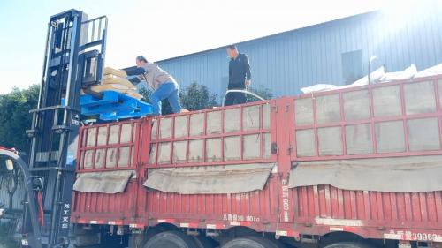 產(chan) 品裝車進行中