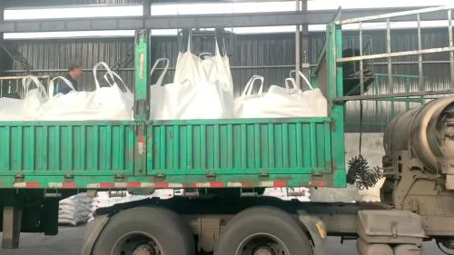 工廠廠區內(nei) 正在裝車的電廠專(zhuan) 用聚丙烯酰胺產(chan) 品