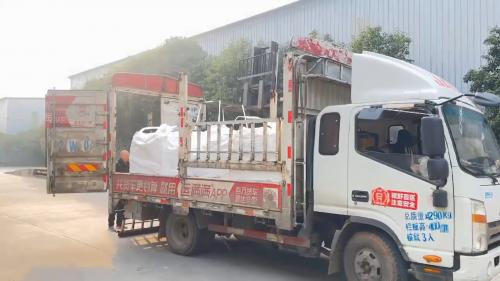 工人們(men) 在工廠廠區裝車電廠專(zhuan) 用聚丙烯酰胺