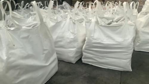 工廠廠區大門外正在裝車的電廠專(zhuan) 用聚丙烯酰胺產(chan) 品