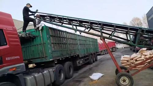 工廠廠區內(nei) 洗煤廠汙水處理專(zhuan) 用聚丙烯酰胺產(chan) 品裝車現場