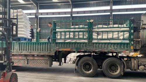 洗煤廠汙水處理專(zhuan) 用聚丙烯酰胺產(chan) 品在工廠裝車準備發貨