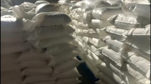 工人們(men) 在工廠廠區裝車洗煤廠汙水處理專(zhuan) 用聚丙烯酰胺產(chan) 品