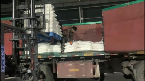 工廠內(nei) 裝載洗砂用聚丙烯酰胺產(chan) 品