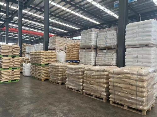 工廠廠區內(nei) 正在裝車的聚丙烯酰胺產(chan) 品