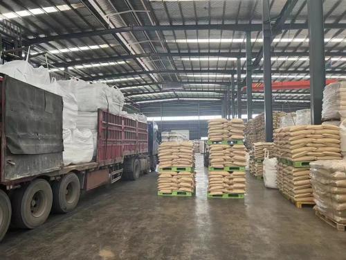 聚丙烯酰胺產(chan) 品在工廠廠區被裝車運輸