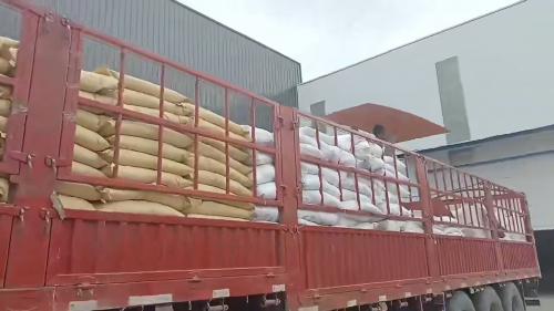 工廠廠區內(nei) ,油田壓裂液用聚丙烯酰胺產(chan) 品正在裝車,準備發貨到油田現場 油田壓裂液用聚丙烯酰胺產(chan) 品裝車準備發貨