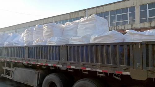 油田壓裂液用聚丙烯酰胺產(chan) 品裝車完畢,整齊堆放在卡車上,準備運輸到油田現場 油田壓裂液用聚丙烯酰胺產(chan) 品裝車完成