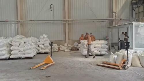 工人正在洗煤廠裝載聚丙烯酰胺產(chan) 品到卡車上