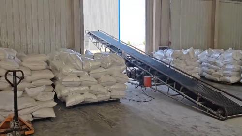 洗煤廠工人準備運送的聚丙烯酰胺產(chan) 品的場景