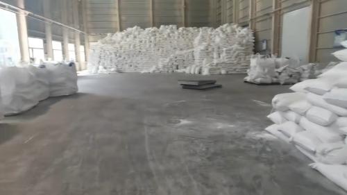 工廠廠區內(nei) 裝車的照片