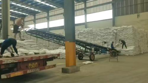 我廠陰離子型聚丙烯酰胺產(chan) 品裝車現場