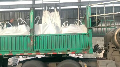 遼寧工廠聚丙烯酰胺產(chan) 品裝車場景 遼寧工廠廠區內(nei) 聚丙烯酰胺裝車現場