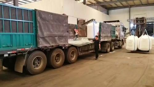 遼寧工廠水處理用聚丙烯酰胺裝車情景 遼寧工廠廠區水處理化學品裝車操作