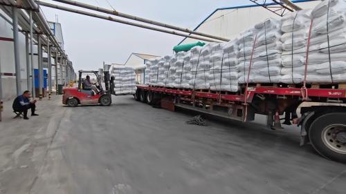 工廠廠區內(nei) 高效汙水處理陰離子聚丙烯酰胺產(chan) 品裝車現場 工廠廠區內(nei) ,工作人員將高效汙水處理陰離子聚丙烯酰胺產(chan) 品裝車,準備發往客戶現場,展示快速響應能力。