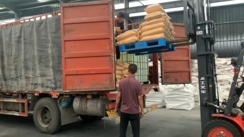 山東(dong) 淄博廠區工人有序裝載汙水處理陰離子聚丙烯酰胺 在山東(dong) 省淄博市的工廠廠區,工人們(men) 有序地將汙水處理陰離子聚丙烯酰胺裝載到貨車上,確保及時發貨。