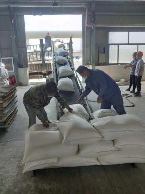 陰離子聚丙烯酰胺產(chan) 品裝車完畢準備發貨 陰離子聚丙烯酰胺產(chan) 品在工廠廠區內(nei) 裝車完畢,準備運往汙水處理項目地點,體(ti) 現高效的物流體(ti) 係。