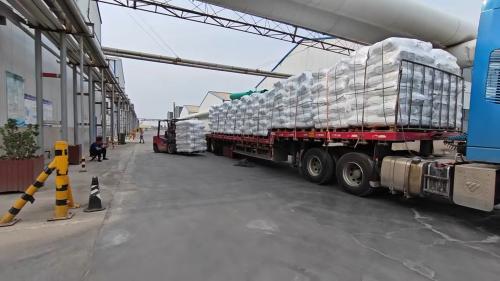 工廠廠區產(chan) 品裝車現場 工廠廠區內(nei) 產(chan) 品裝車場景