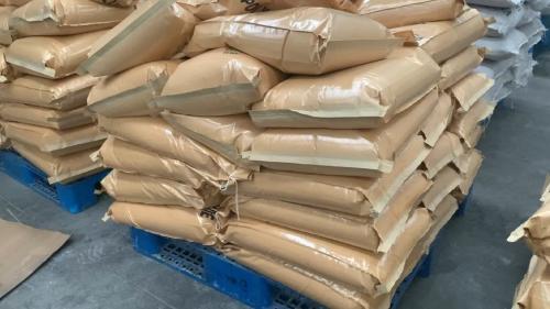 工廠內(nei) 產(chan) 品裝車完成 裝滿產(chan) 品的運輸車輛在工廠廠區的景象