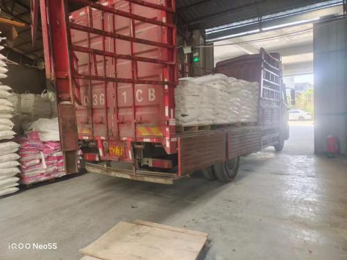 工廠廠區內(nei) 產(chan) 品裝車現場，采用優(you) 質聚丙烯酰胺，確保產(chan) 品質量和穩定性。