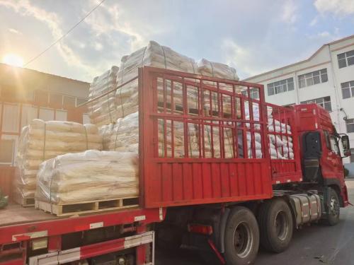 工廠廠區內(nei) 聚丙烯酰胺產(chan) 品裝車，產(chan) 品以其出色的性能和環保特性著稱。