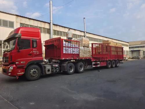 工廠廠區內(nei) ，聚丙烯酰胺產(chan) 品成功裝車，準備出發投入市場應用。