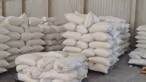 工廠廠區內(nei) ，聚丙烯酰胺產(chan) 品正在裝車，準備發往安徽電鍍廢水處理客戶