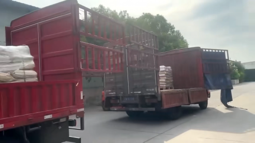 工廠工人正在將高效聚丙烯酰胺產(chan) 品裝車，用於(yu) 安徽電鍍廢水處理