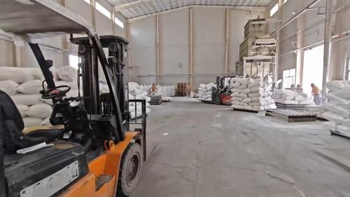 農(nong) 業(ye) 領域中的聚丙烯酰胺產(chan) 品裝車場景