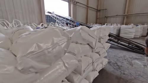 山東(dong) 淄博市工廠廠區內(nei) ,工人正在裝車洗沙洗煤專(zhuan) 用聚丙烯酰胺產(chan) 品 山東(dong) 淄博市工廠廠區內(nei) 洗沙洗煤專(zhuan) 用聚丙烯酰胺產(chan) 品裝車