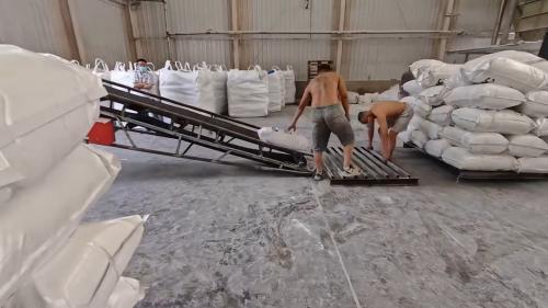 山東(dong) 淄博工廠生產(chan) 的洗煤專(zhuan) 用聚丙烯酰胺產(chan) 品正在裝車準備發往客戶 洗煤過程中使用的山東(dong) 淄博工廠生產(chan) 的聚丙烯酰胺產(chan) 品裝車