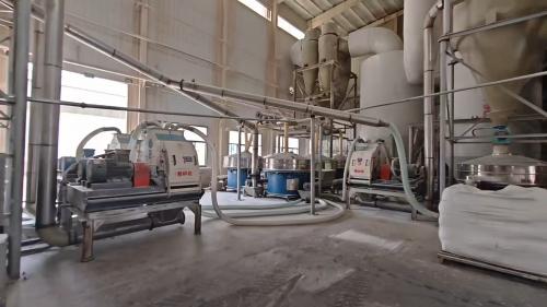 我廠生產(chan) 的洗沙洗煤專(zhuan) 用聚丙烯酰胺產(chan) 品裝車完畢,即將發往各地客戶 我廠洗沙洗煤專(zhuan) 用聚丙烯酰胺產(chan) 品裝車後等待發貨的場景