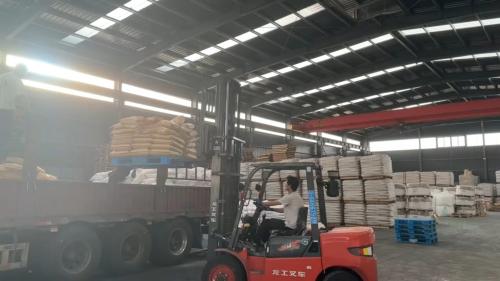 我廠工業(ye) 聚丙烯酰胺裝車作業(ye) 現場