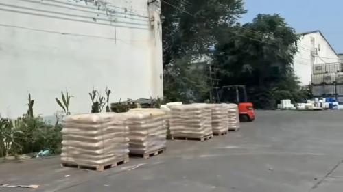 銀川市建築工程陽離子PAM材料運輸現場 銀川市建築工地使用888电子游戏官网的裝車場景