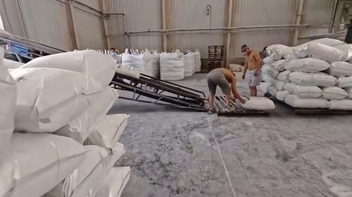 我廠PAM增稠劑裝車作業(ye) 現場 我廠生產(chan) 線上裝車的PAM增稠劑產(chan) 品