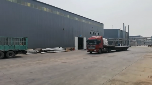 洗煤廠區裝車作業(ye) :聚丙烯酰胺產(chan) 品裝載中 山東(dong) 省淄博市洗煤廠區,工人正在裝載聚丙烯酰胺產(chan) 品