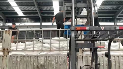 工廠廠區內(nei) 裝車的聚丙烯酰胺產(chan) 品，顯示產(chan) 品準備裝運到客戶