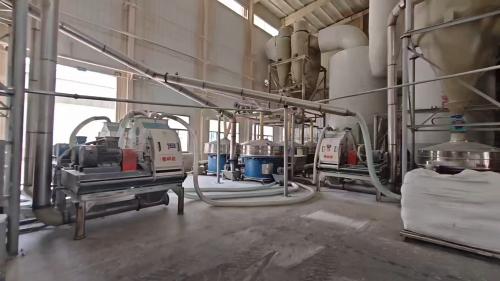 工廠車間中的聚丙烯酰胺產(chan) 品裝車過程，確保產(chan) 品質量與(yu) 安全