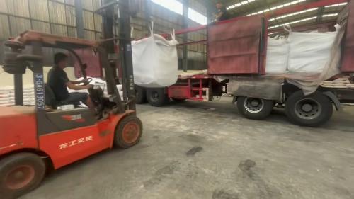 產(chan) 品裝車區域的全景圖，展示大規模聚丙烯酰胺產(chan) 品的裝運準備