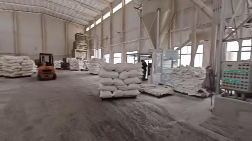 山東(dong) 東(dong) 達聚合物化工有限公司工廠產(chan) 品裝車現場