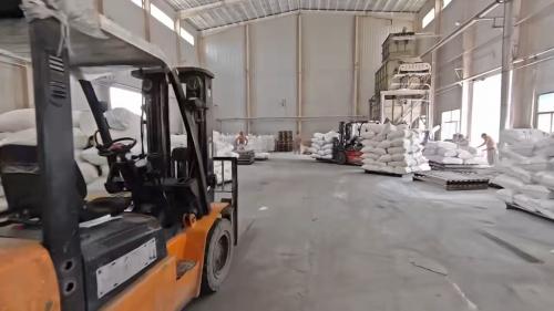 山東(dong) 東(dong) 達聚合物化工有限公司的聚丙烯酰胺產(chan) 品裝車工作