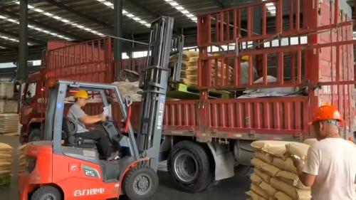 山東(dong) 東(dong) 達聚合物化工廠區內(nei) 聚丙烯酰胺陰離子產(chan) 品裝車