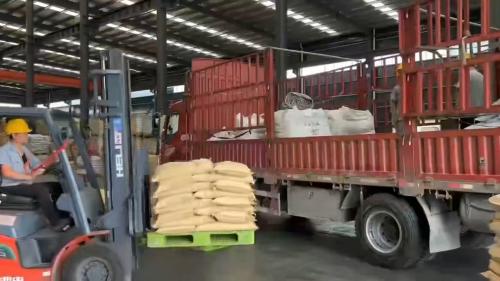 山東(dong) 東(dong) 達工廠的聚丙烯酰胺陰離子產(chan) 品正在裝車準備發貨