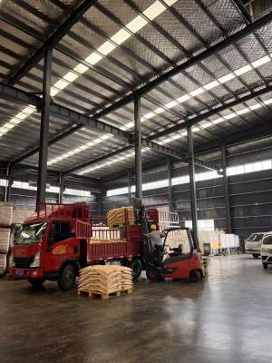 山東(dong) 東(dong) 達化工廠區內(nei) 的聚丙烯酰胺陰離子產(chan) 品裝車工作