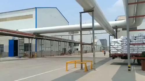 我廠的聚丙烯酰胺產(chan) 品正在進行裝車作業(ye) ，展示了高效的物流和倉(cang) 儲(chu) 管理