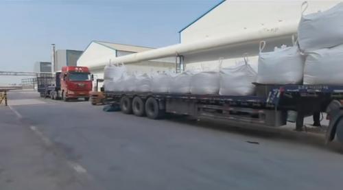 工廠內(nei) 聚丙烯酰胺產(chan) 品整齊堆放在倉(cang) 庫，準備發往客戶