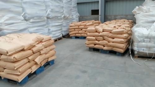 工廠裝車區，工人正在將聚丙烯酰胺產(chan) 品裝載到運輸車上，準備發往客戶。