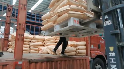 工廠廠區，工人將聚丙烯酰胺產(chan) 品安全裝車，保障產(chan) 品的運輸質量和效率。